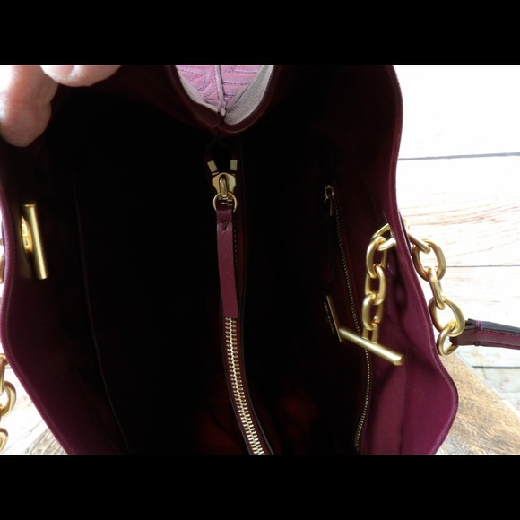 Tory Burch Triple Compartment Fleming Tote in Imperial Garnet Leather - Picture 4 of 7